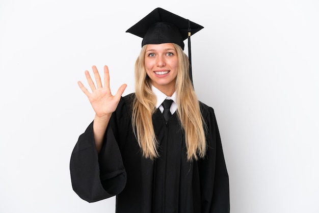 Jonge, universitair afgestudeerde blanke vrouw geïsoleerd op een witte achtergrond die vijf met vingers telt