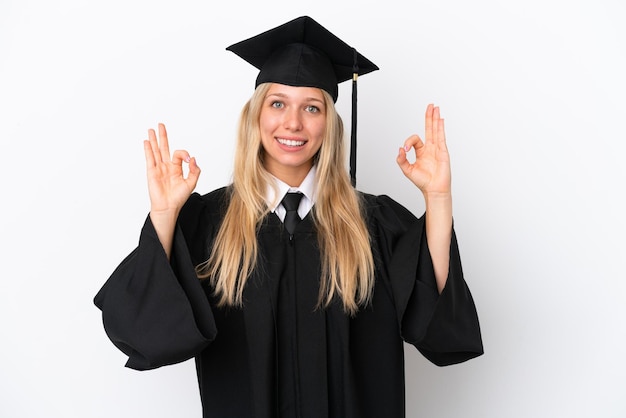 Jonge universitair afgestudeerde blanke vrouw geïsoleerd op een witte achtergrond met een ok teken met vingers