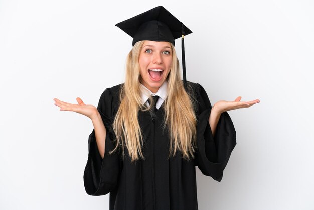 Jonge universitair afgestudeerde blanke vrouw geïsoleerd op een witte achtergrond met geschokte gezichtsuitdrukking