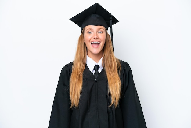 Jonge universitair afgestudeerde blanke vrouw geïsoleerd op een witte achtergrond met verrassing gezichtsuitdrukking