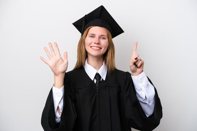 Jonge universitair afgestudeerde Engelse vrouw geïsoleerd op een witte achtergrond die zes met vingers telt