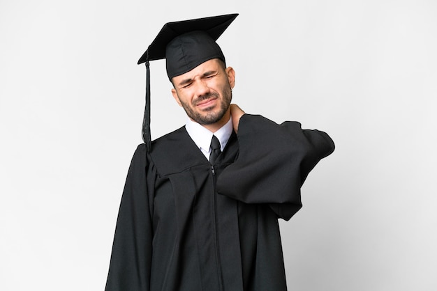 Jonge universitair afgestudeerde man over geïsoleerde witte achtergrond met nekpijn