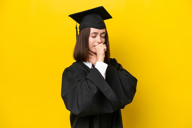 Jonge universitair afgestudeerde Oekraïense vrouw geïsoleerd op gele achtergrond lijdt aan hoest en voelt zich slecht