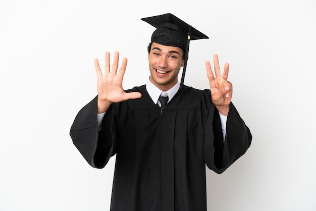 Jonge universitair afgestudeerde over geïsoleerde witte achtergrond die acht met vingers telt