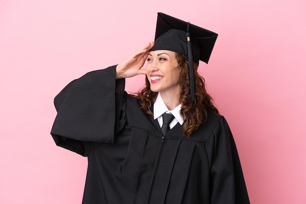 Jonge universitair afgestudeerde vrouw geïsoleerd op roze achtergrond heeft iets gerealiseerd en heeft de oplossing voor ogen