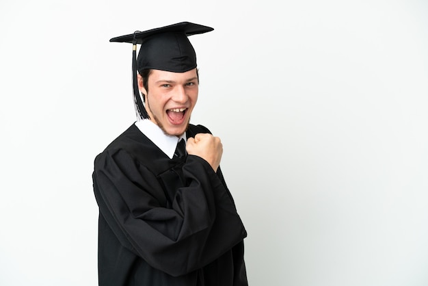 Jonge universitaire Russische afgestudeerde geïsoleerd op een witte achtergrond die een overwinning viert