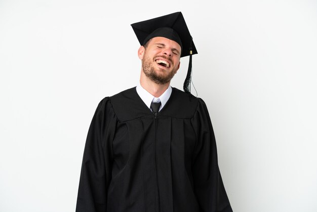 Jonge universiteit braziliaanse afgestudeerde geïsoleerd op witte achtergrond lachen