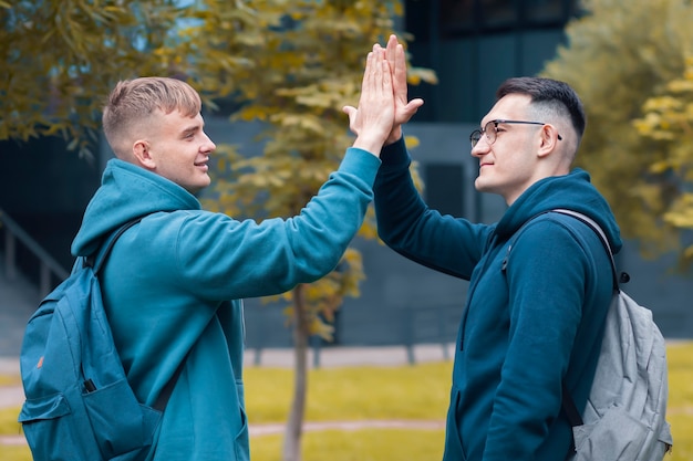 Foto jonge universiteitsstudenten in het zomerpark