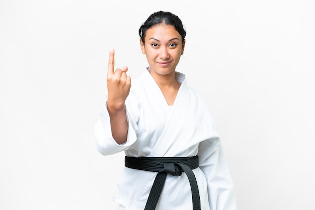 Jonge Uruguayaanse vrouw die karate doet over geïsoleerde witte achtergrond die een komend gebaar doet