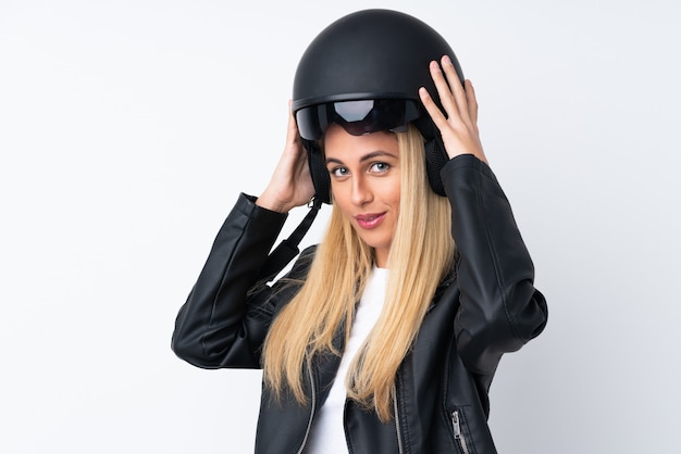 Jonge uruguayaanse vrouw met een motorhelm