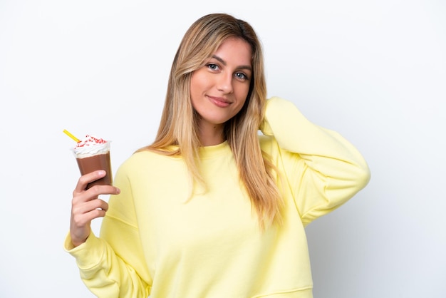 Jonge Uruguayaanse vrouw met Frappuccino geïsoleerd op een witte achtergrond lachen