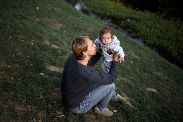 Jonge vader die pret met zijn kleine dochter in park heeft