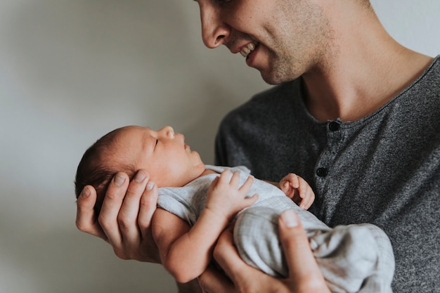 Jonge vader die zijn baby houdt