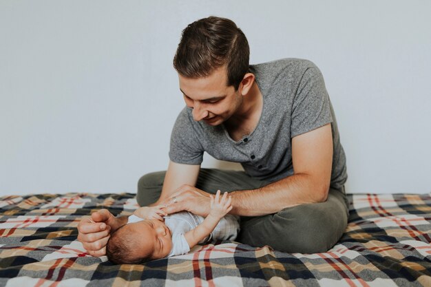 Jonge vader die zijn baby houdt