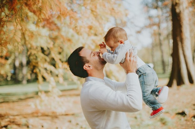 Jonge vader en babyjongen in de herfstpark