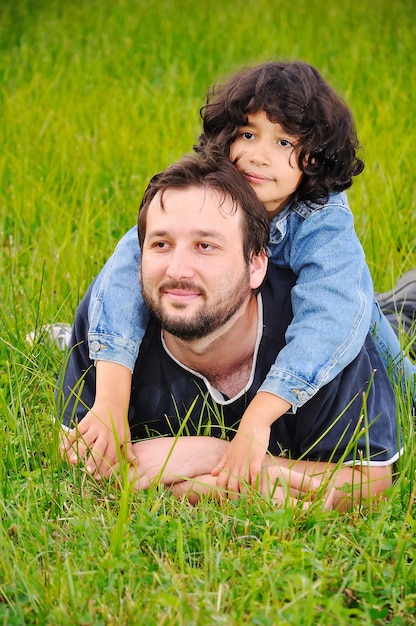 Foto jonge vader en klein schattig meisje, geluk op weide