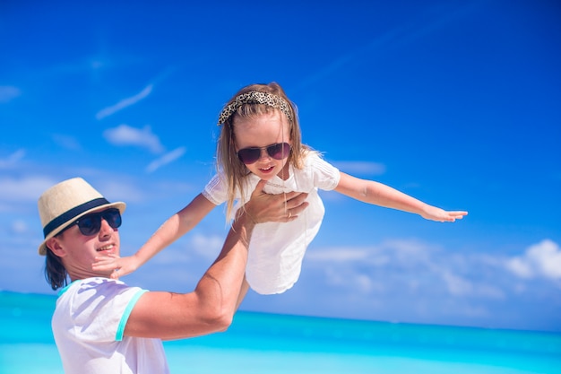 Jonge vader en schattige kleine dochter hebben plezier op tropisch strandvakantie