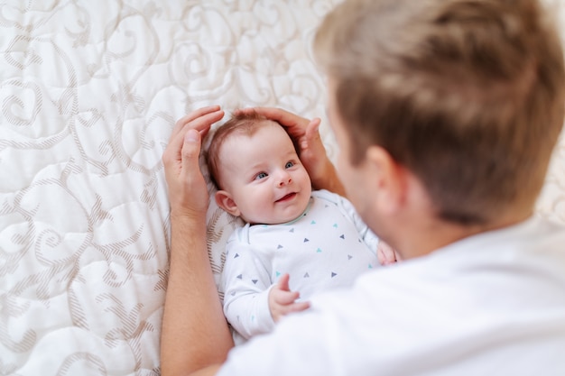 jonge vader spelen en praten met zijn schattige zoon