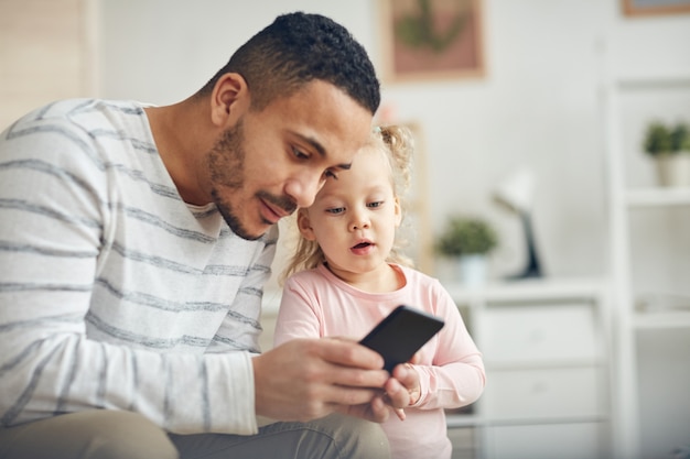 Jonge vader weergegeven: Smartphone aan Kid