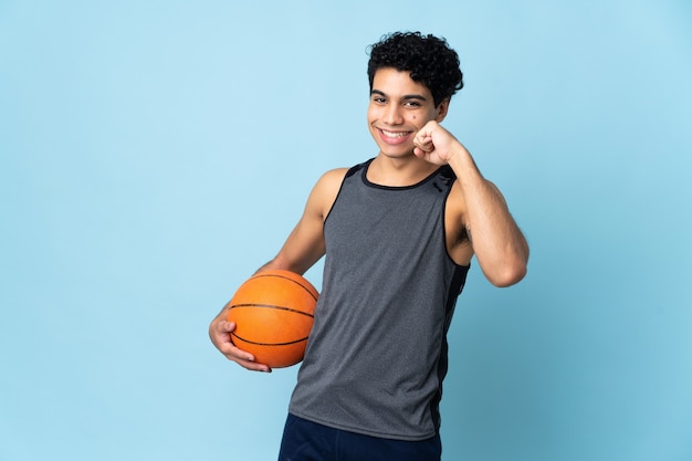 Jonge Venezolaanse man op blauw basketballen en trots op zichzelf