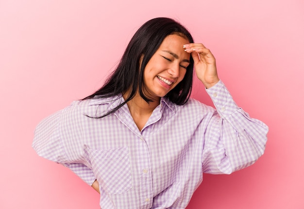 Jonge Venezolaanse vrouw geïsoleerd op roze achtergrond vrolijk veel lachen. Geluk concept.