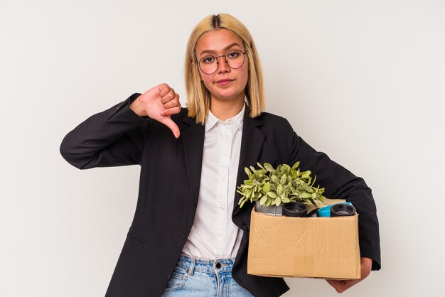 Foto jonge venezolaanse vrouw ontslagen uit het werk geïsoleerd op een witte achtergrond met een afkeer gebaar, duim omlaag. onenigheid begrip.