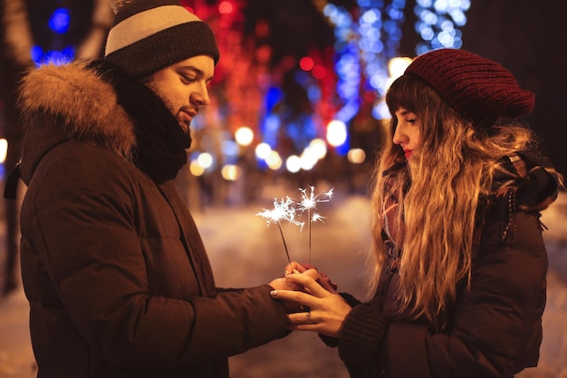 Jonge verliefde paar sterretjes buiten houden op winteravond