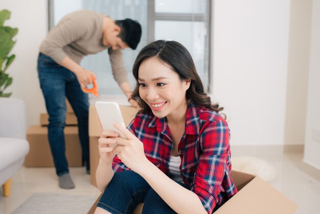 Jonge verliefde paar verhuizen naar een nieuw huis. Huis en familie concept.