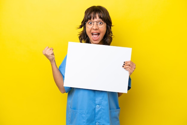 Jonge verpleegster arts vrouw geïsoleerd op gele achtergrond met een leeg bordje en het vieren van een overwinning