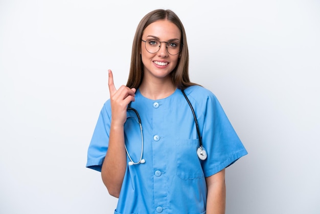 Jonge verpleegster blanke vrouw geïsoleerd op een witte achtergrond die een vinger toont en optilt in teken van de beste