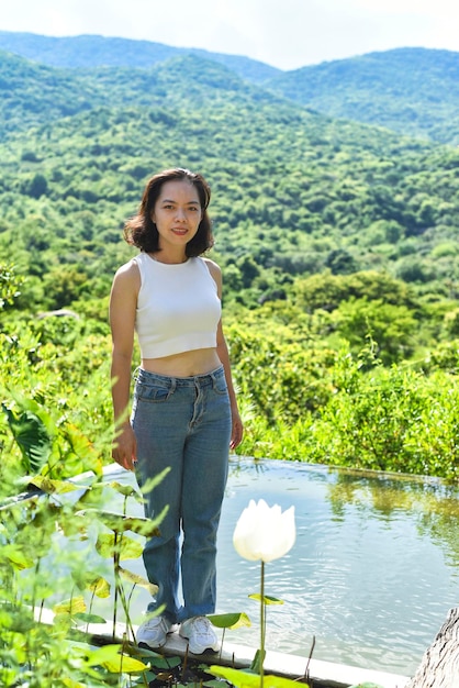 Jonge Vietnamese vrouw gaat wandelen in een park