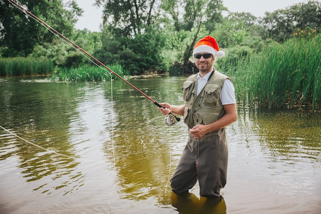 Jonge visser die in rivier vist