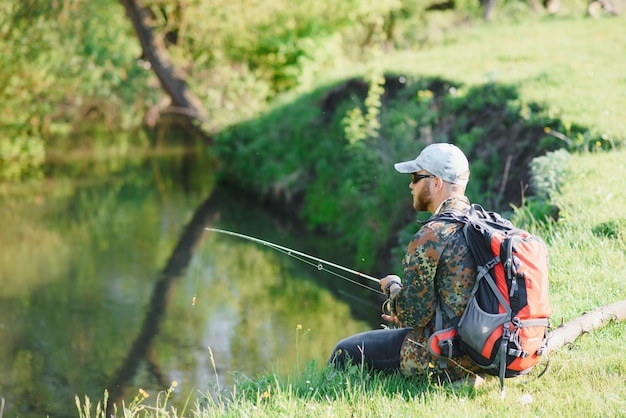 Jonge visser vist dichtbij de rivier