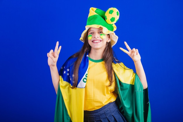 Jonge voetbalfan uit Brazilië gekleed in hoed en vlag good Vibrations