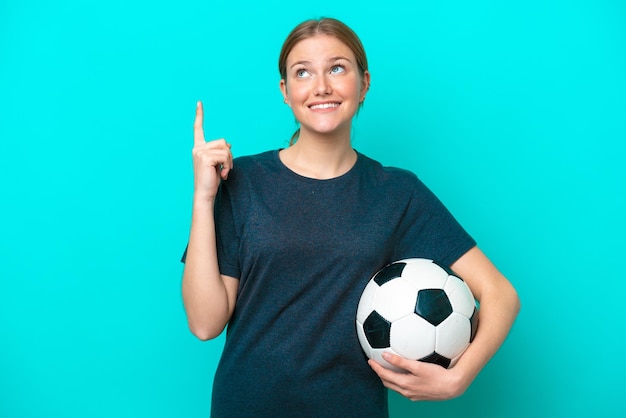 Jonge voetballer vrouw geïsoleerd op blauwe achtergrond die een geweldig idee benadrukt