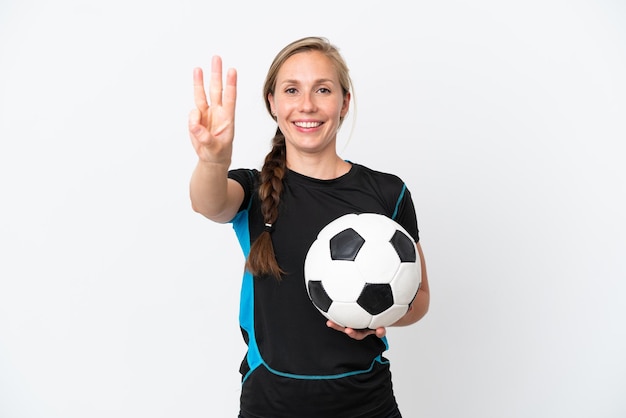 Jonge voetballer vrouw geïsoleerd op een witte achtergrond gelukkig en drie tellen met vingers