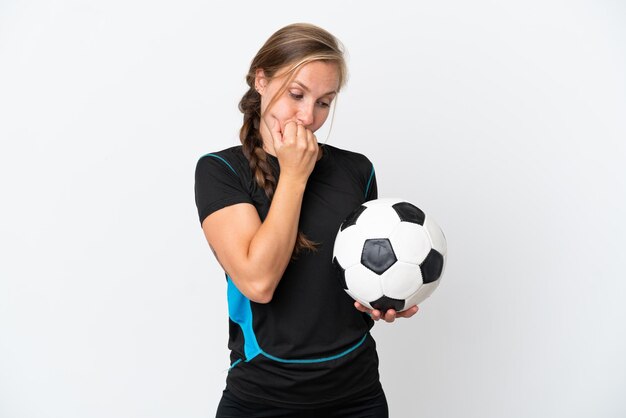 Jonge voetballer vrouw geïsoleerd op een witte achtergrond met twijfels