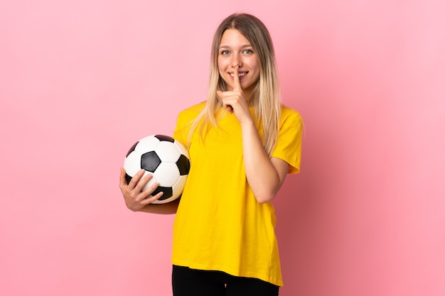 Jonge voetballer vrouw geïsoleerd op roze stilte gebaar doen