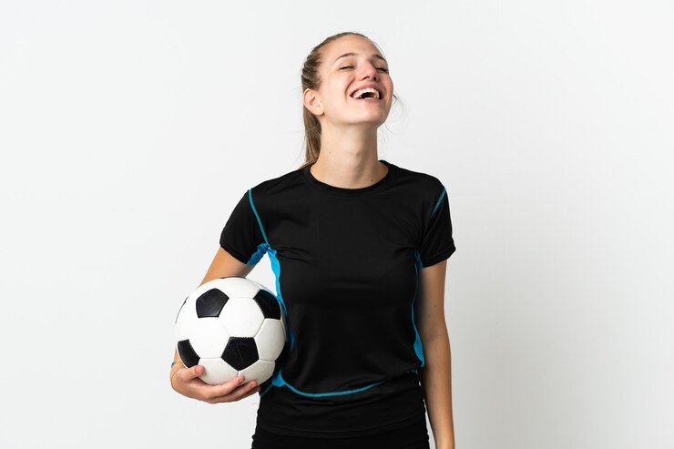Foto jonge voetballer vrouw geïsoleerd op witte muur lachen