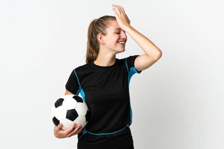 Foto jonge voetballervrouw op wit heeft iets gerealiseerd en de oplossing voor ogen