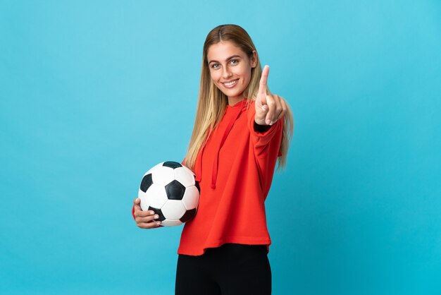 Jonge voetbalster vrouw geïsoleerd tonen en een vinger opheffen