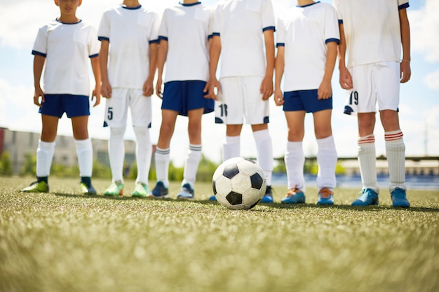 Jonge voetbalteam in veld