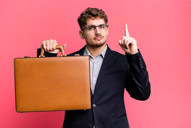 Jonge volwassen blanke zakenman met een koffer