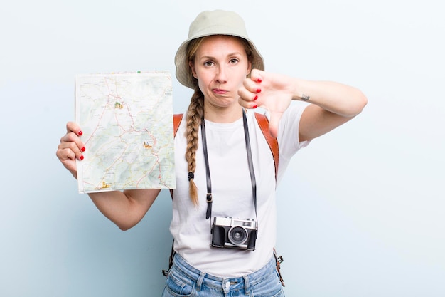 Jonge volwassen blonde vrouw toerist met een kaart concept