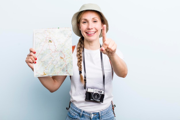 Jonge volwassen blonde vrouw toerist met een kaart vakantie concept