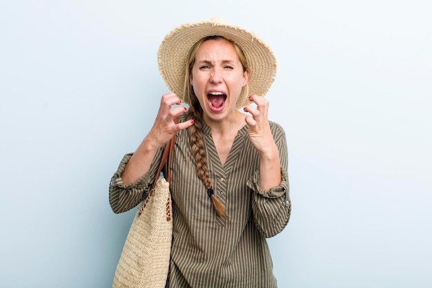 Jonge volwassen blonde vrouw vakantie en zomer concept