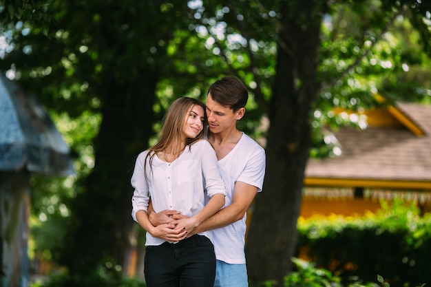 Jonge volwassen brunette man en vrouw in het park