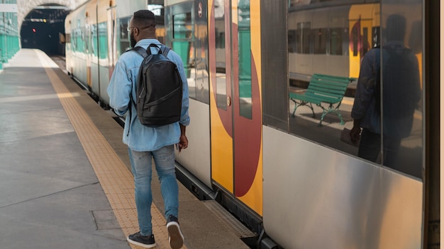 Jonge volwassen man op eindstation