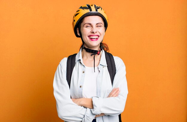 Jonge volwassen mooie bezorger met fietshelm en tas