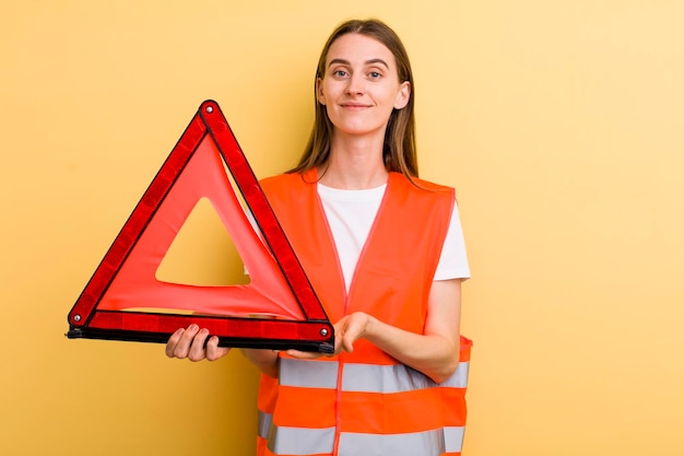 Jonge volwassen mooie vrouw auto noodconcept